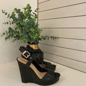 New never worn Vince Camuto wedges